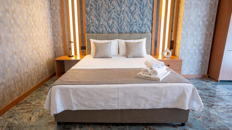 Bed, Bedroom, towels