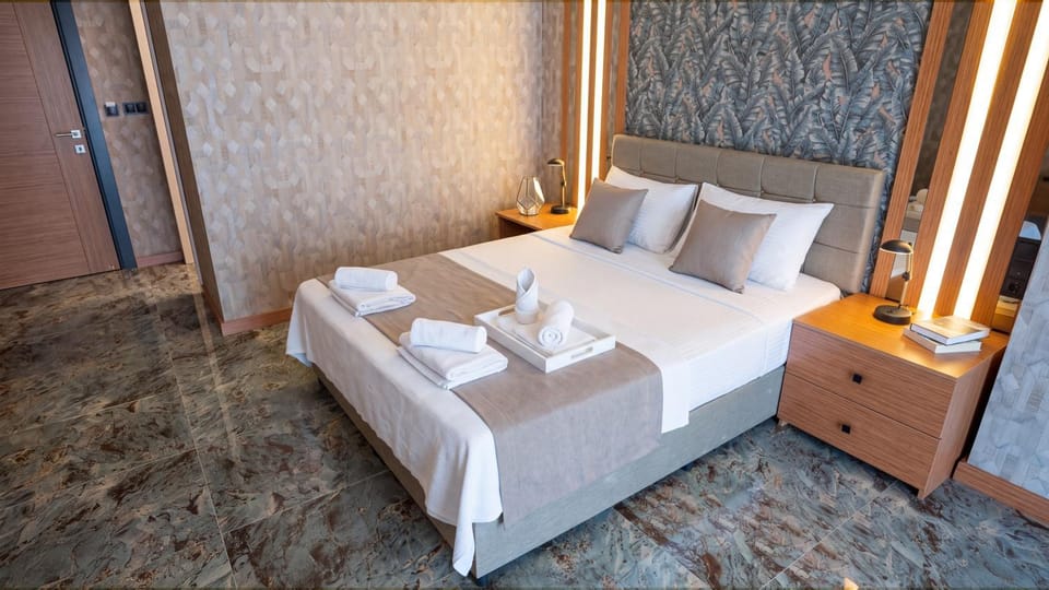 Bed, Bedroom, towels