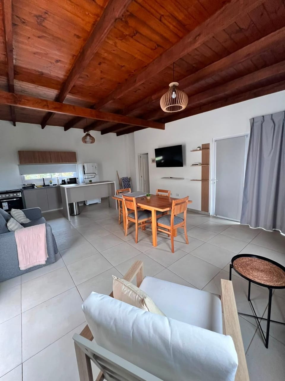 TV and multimedia, Living room, Seating area, Dining area