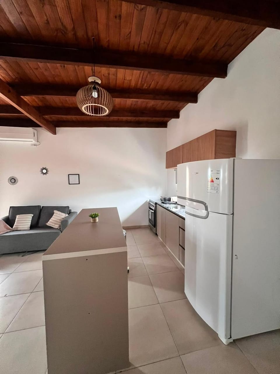 Kitchen or kitchenette, minibar