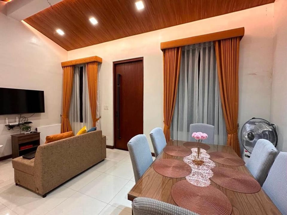 TV and multimedia, Living room, Seating area, Dining area