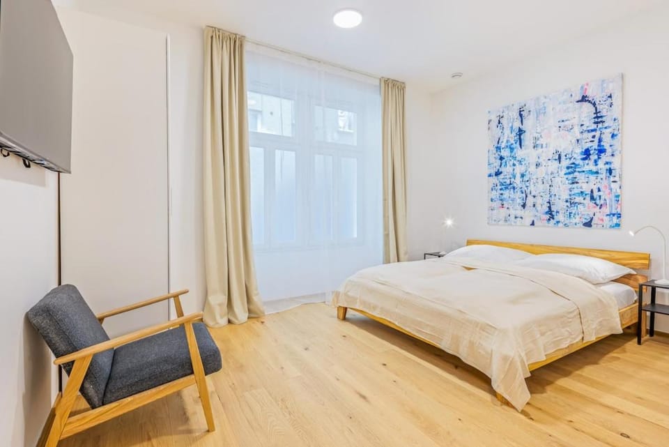 Sleeps 10 4BR AC Walk to Naschmarkt Apartment in Vienna