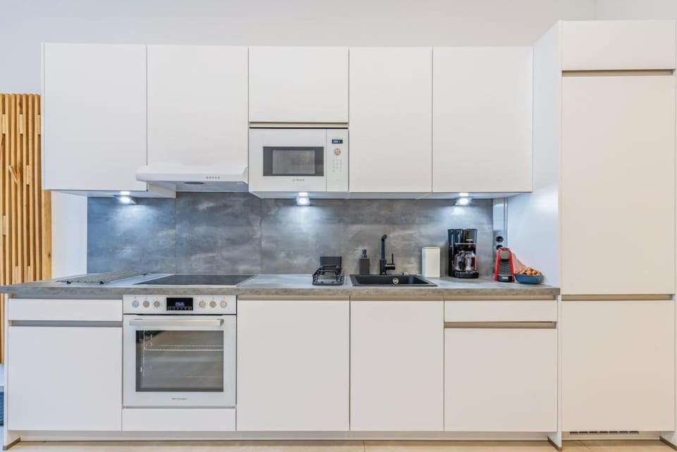 Sleeps 10 4BR AC Walk to Naschmarkt Apartment in Vienna