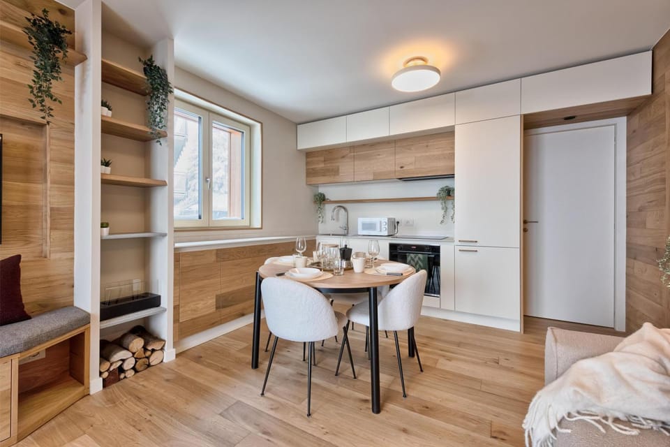 Kitchen or kitchenette, Dining area