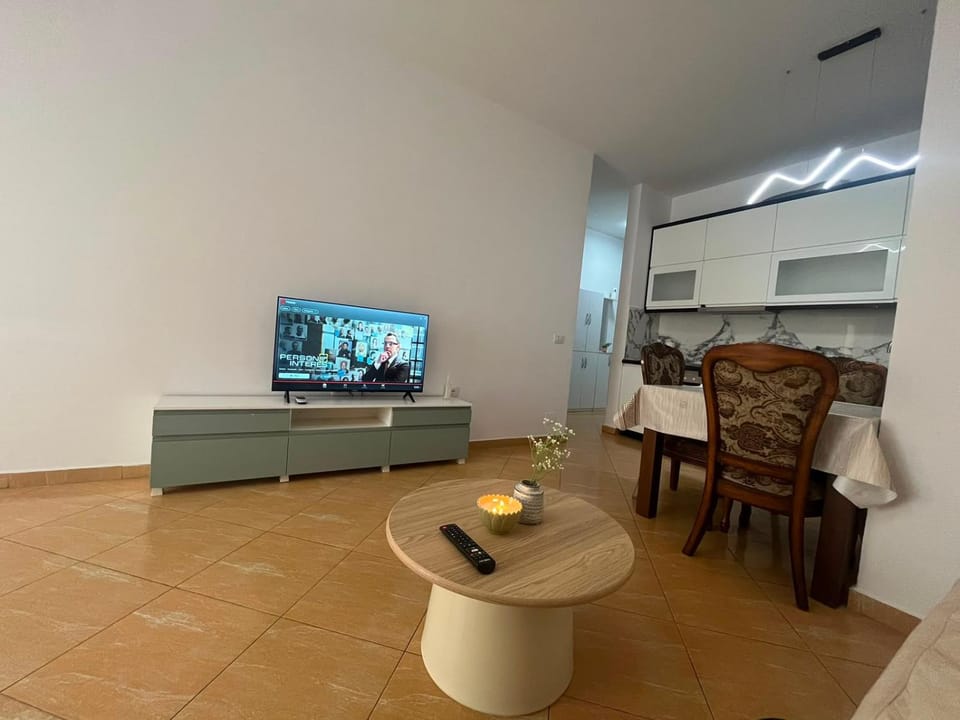TV and multimedia, Kitchen or kitchenette, Living room, Seating area, Dining area