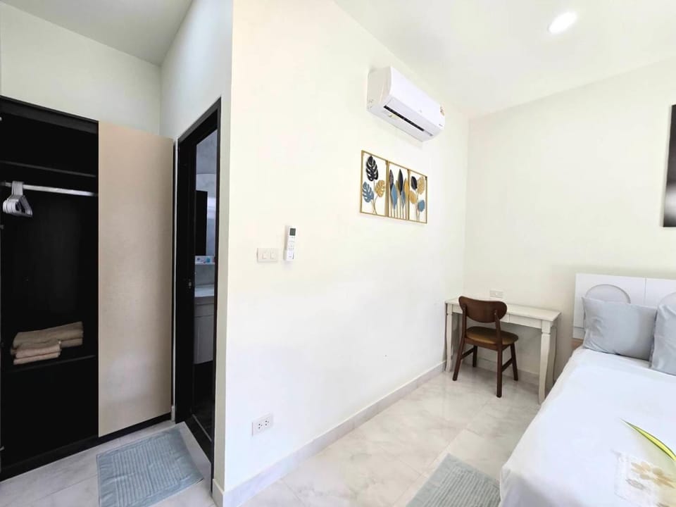 Bedroom, towels