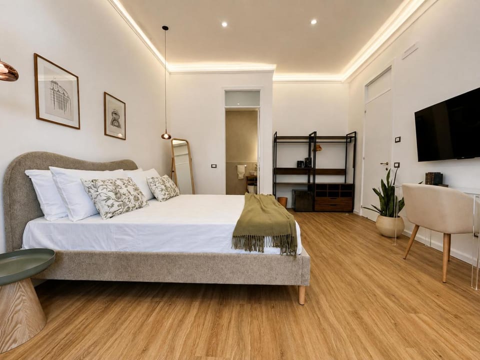 Bed, TV and multimedia, Photo of the whole room, Bedroom