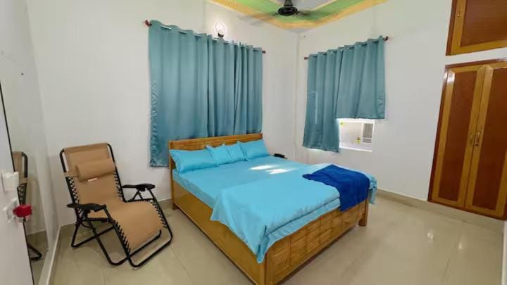 Bed, Photo of the whole room, Bedroom, towels