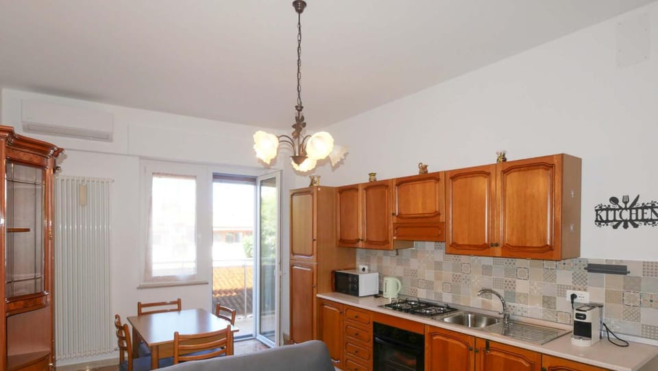 Coffee/tea facilities, Kitchen or kitchenette, Dining area, stove