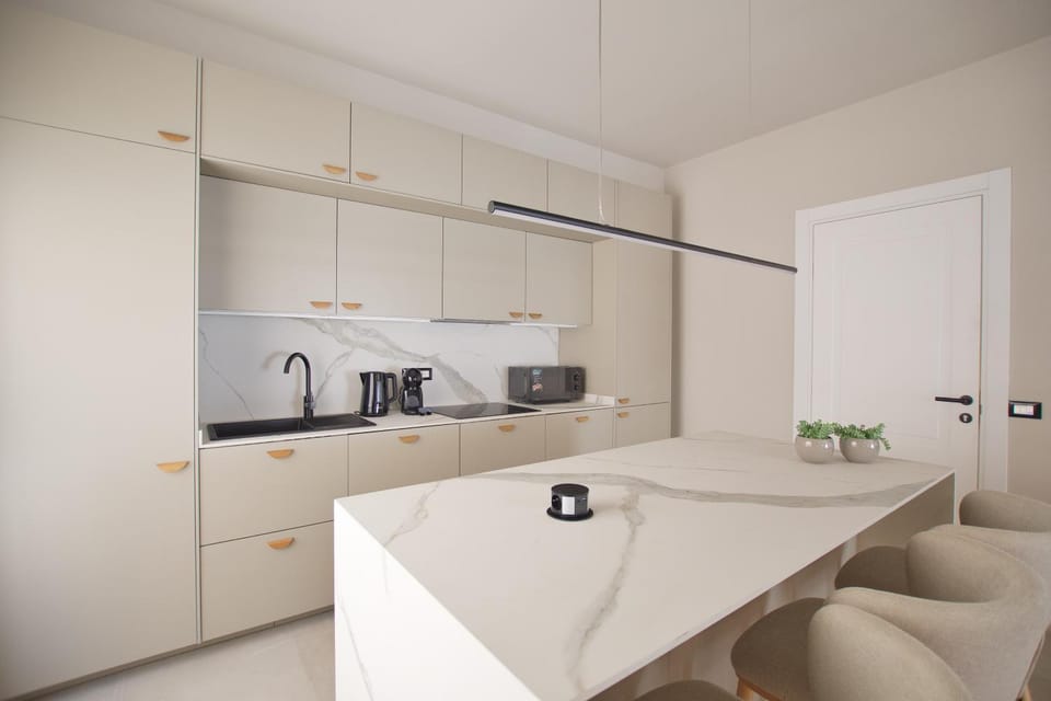 Kitchen or kitchenette, Dining area, stove