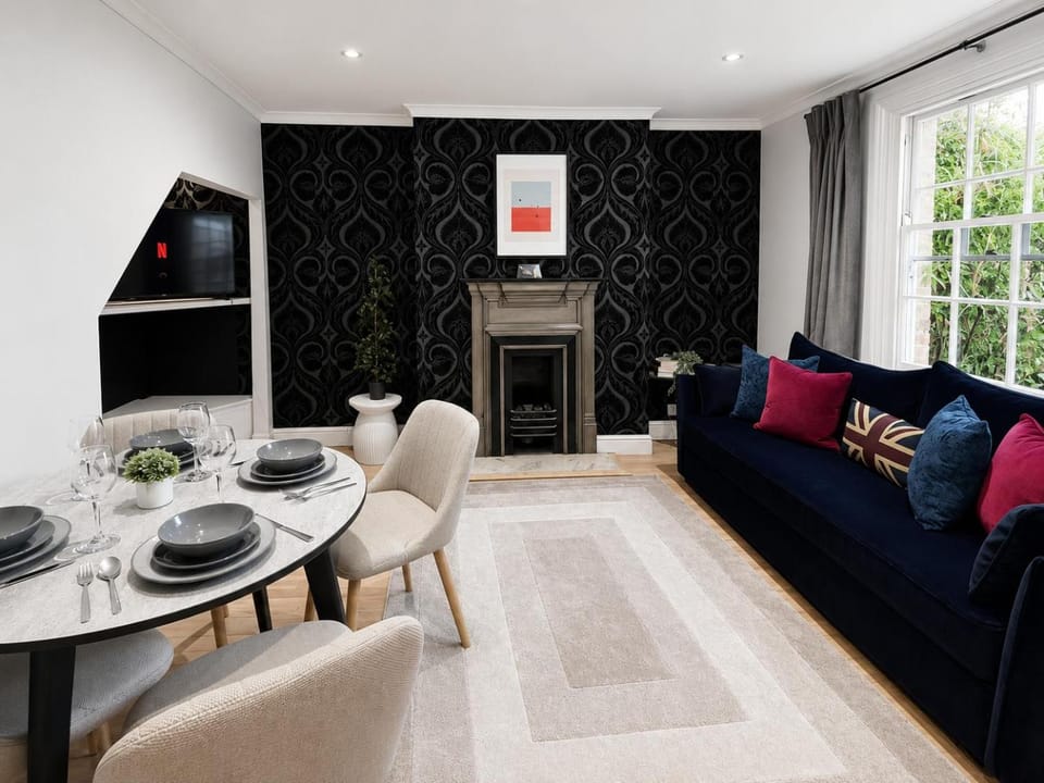 Property building, TV and multimedia, View (from property/room), Living room, Decorative detail, Seating area, Dining area, flat iron, heating, internet