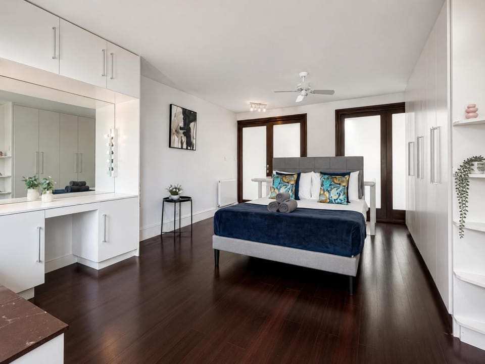 Property building, Bed, Bathroom, Kitchen or kitchenette, Photo of the whole room, Decorative detail, Bedroom, flat iron, hair dryier, heating, storage, towels, wardrobe