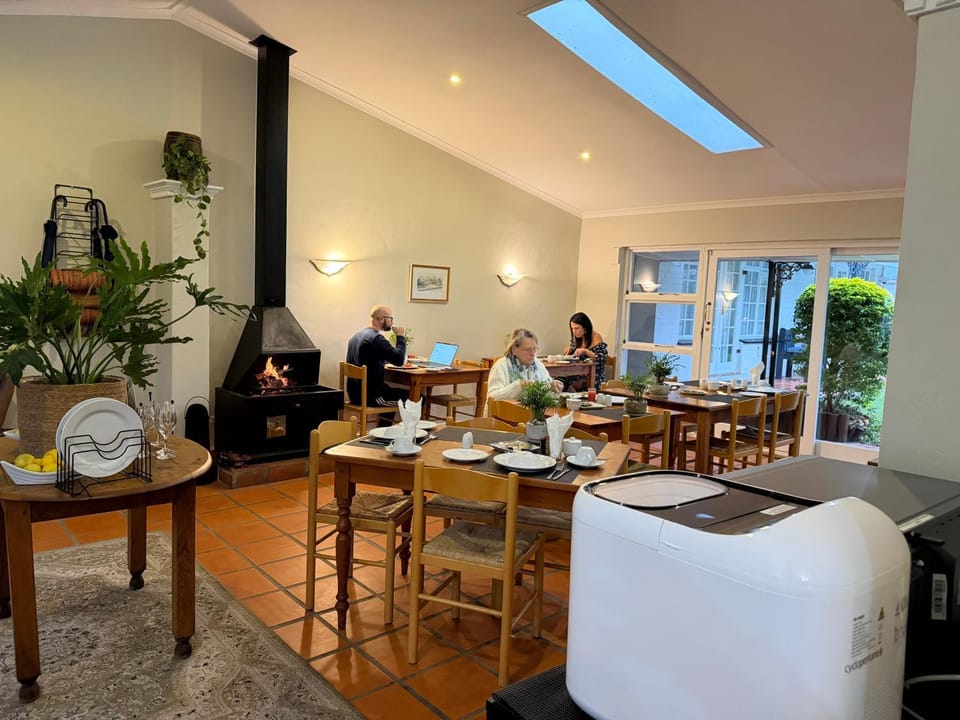 Restaurant/places to eat, People, Coffee/tea facilities, Food, Drinks, group of guests