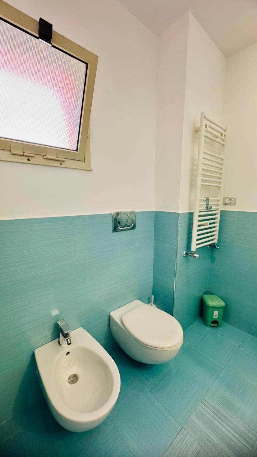 Toilet, bidet