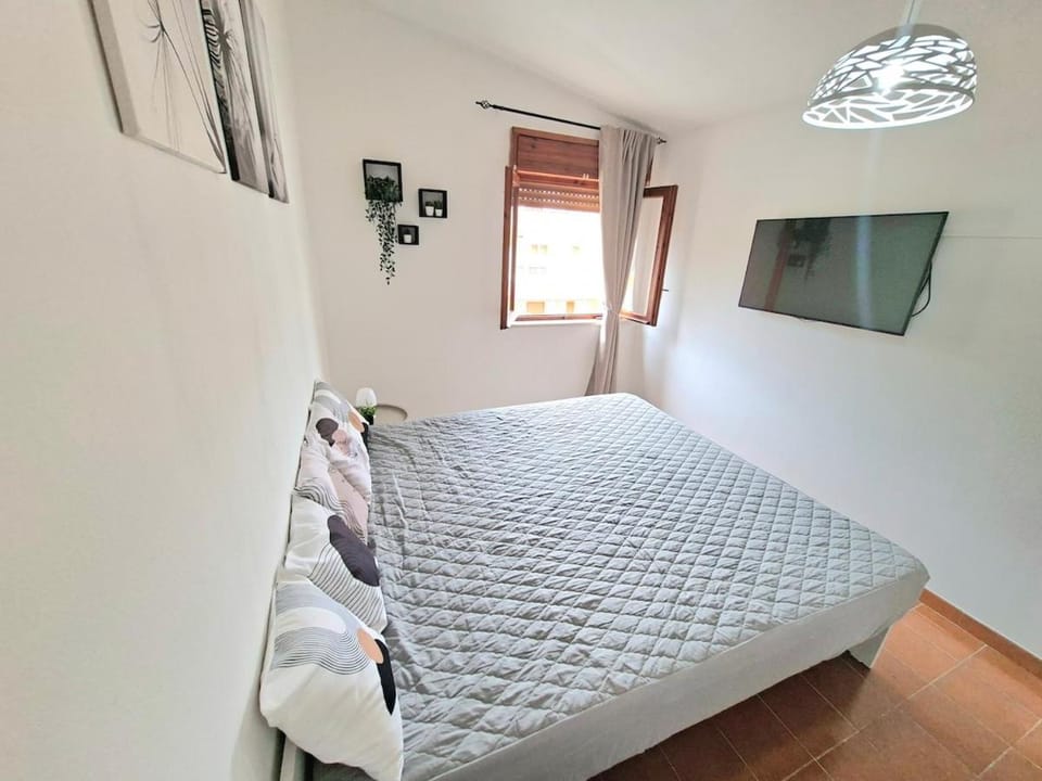 Bed, TV and multimedia, Bedroom