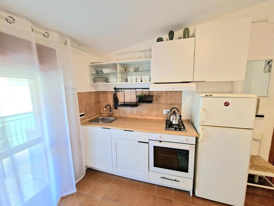 Kitchen or kitchenette, oven, stove