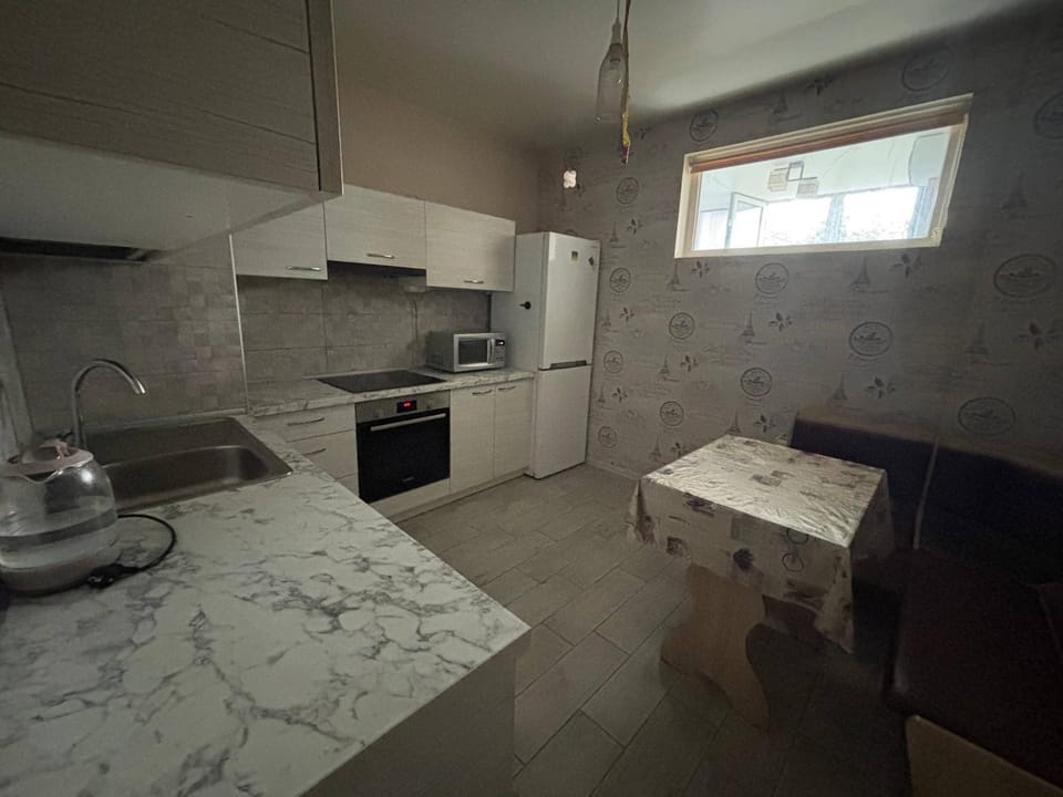 Kitchen or kitchenette, Dining area, microwave, oven, stove