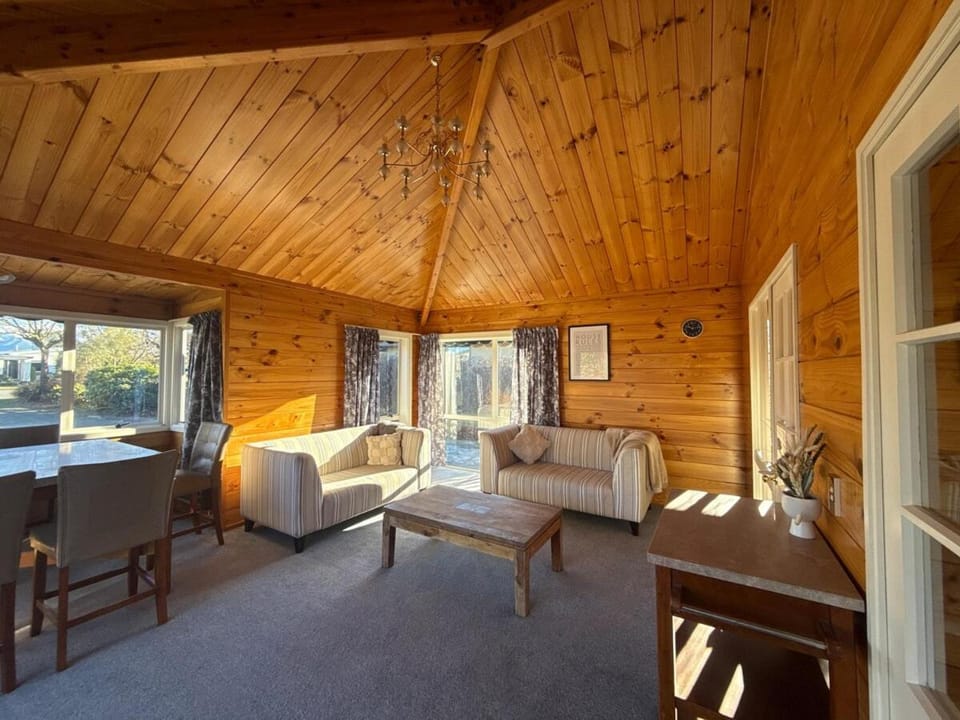 Piwakawaka Lodge House in Canterbury