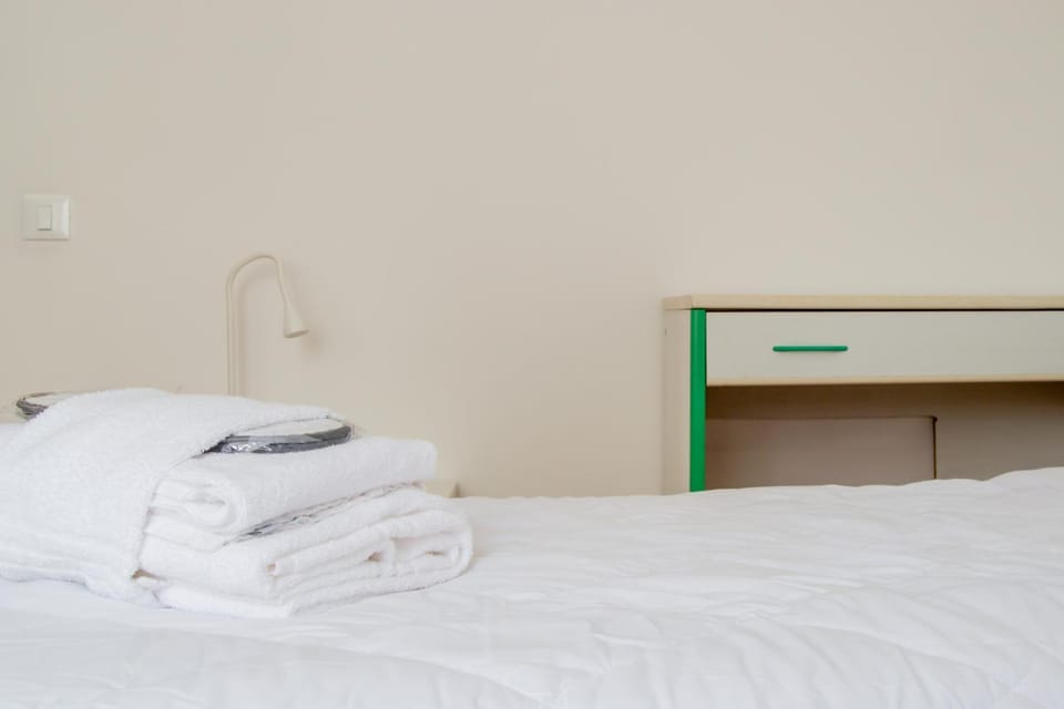 Bed, Bedroom, towels