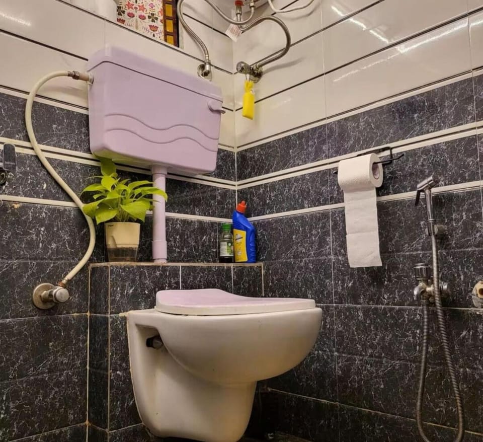 Monica's door - 1BHK chapel road Friends Inspired Apartment in Mumbai