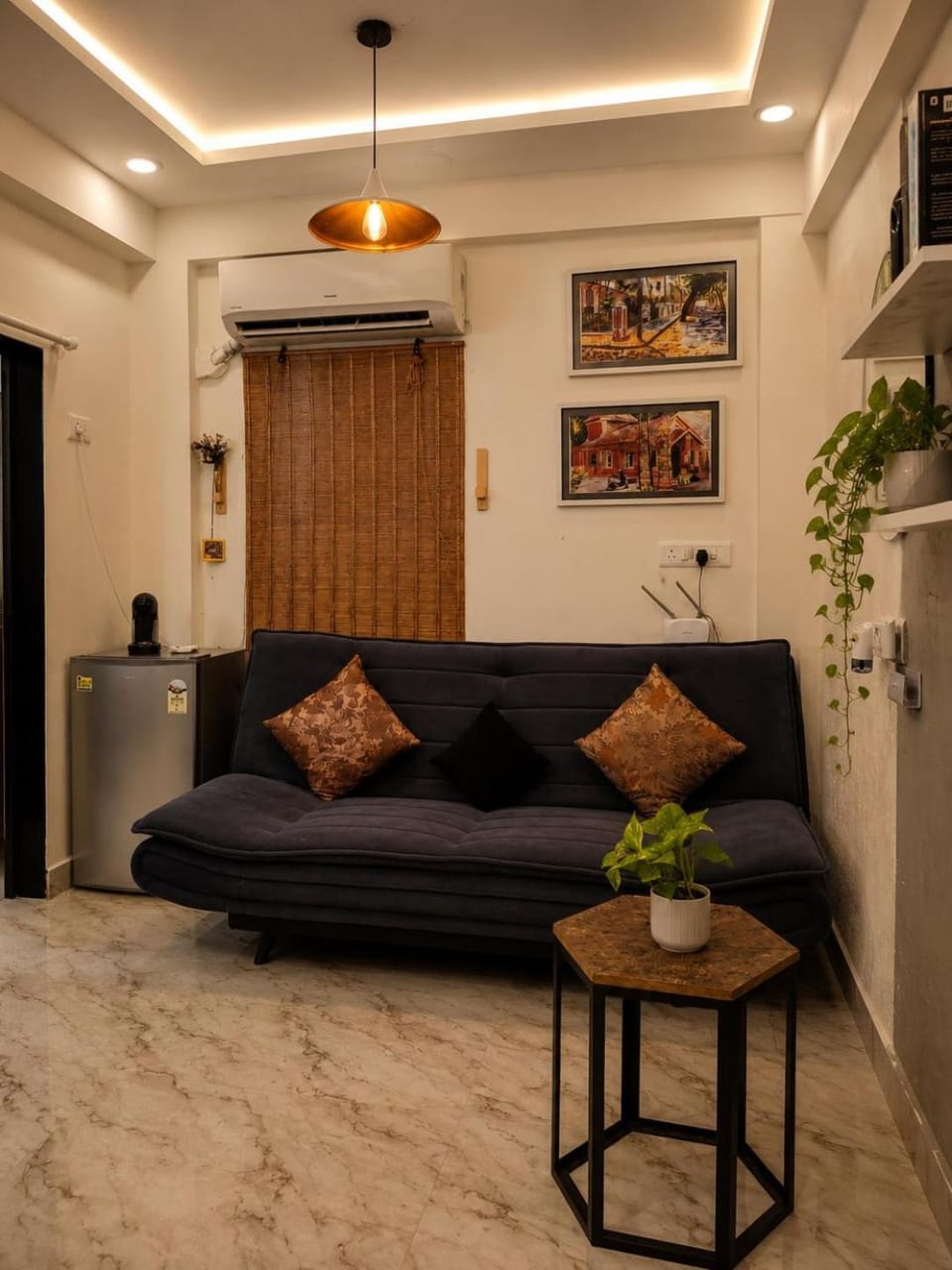 Monica's door - 1BHK chapel road Friends Inspired Apartment in Mumbai
