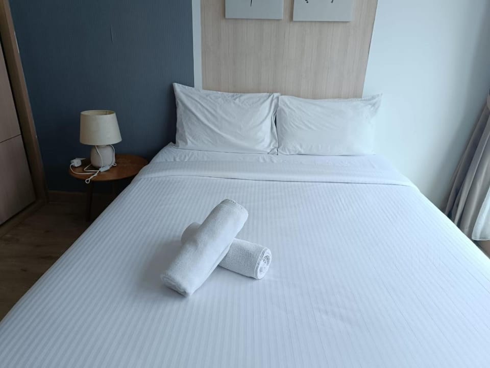 Bed, Photo of the whole room, Bedroom, towels