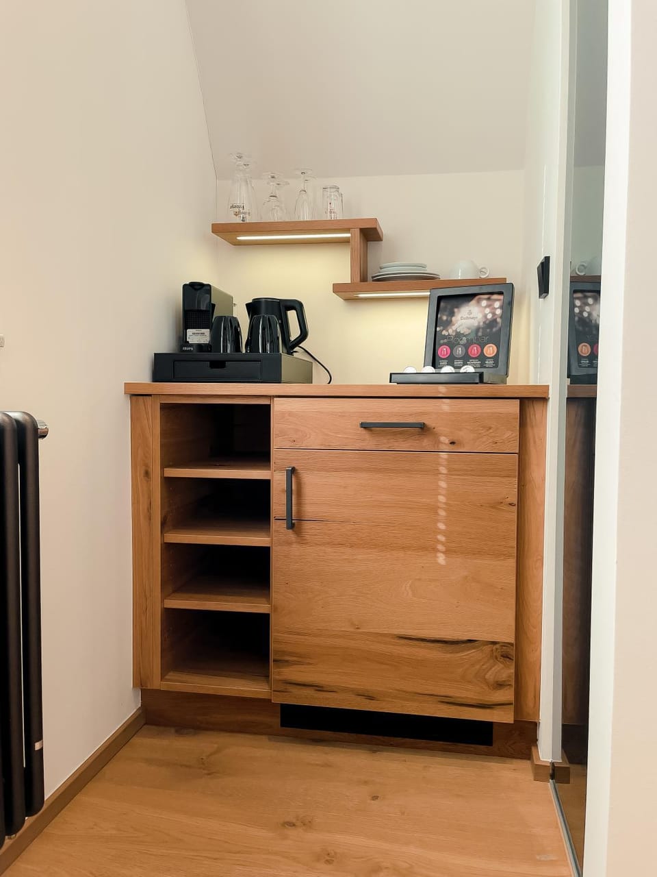 Kitchen or kitchenette, minibar