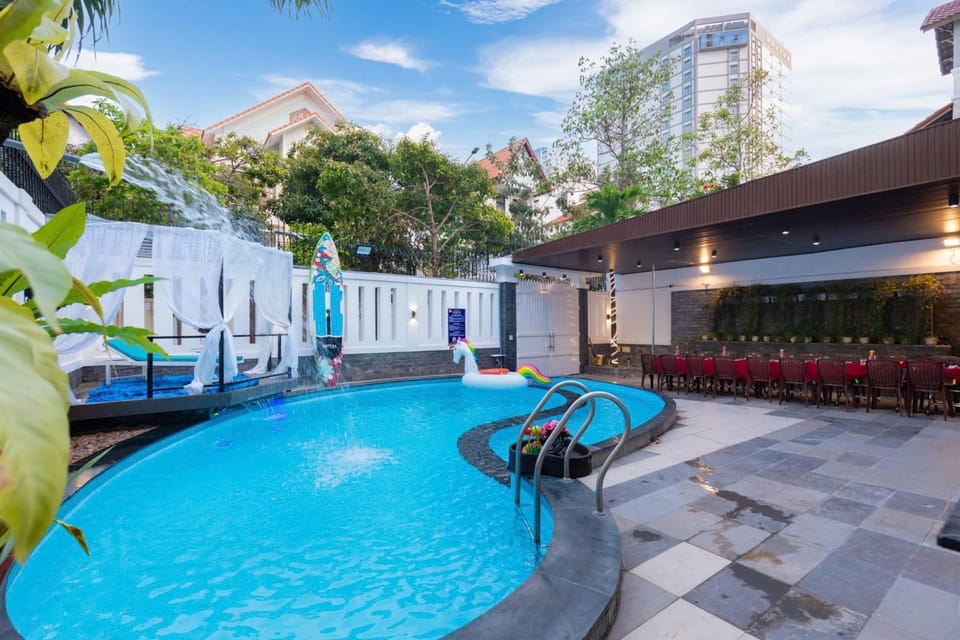 Property building, Day, Pool view, Swimming pool, sunbed