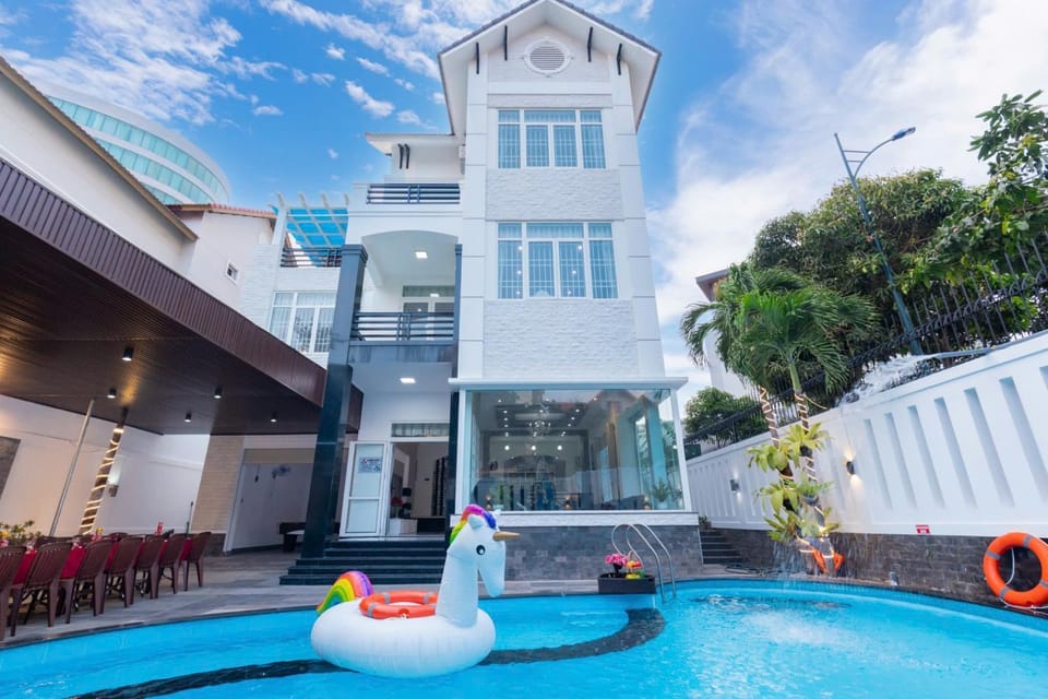 Property building, Patio, Communal lounge/ TV room, Day, Evening entertainment, Pool view, Swimming pool, sunbed