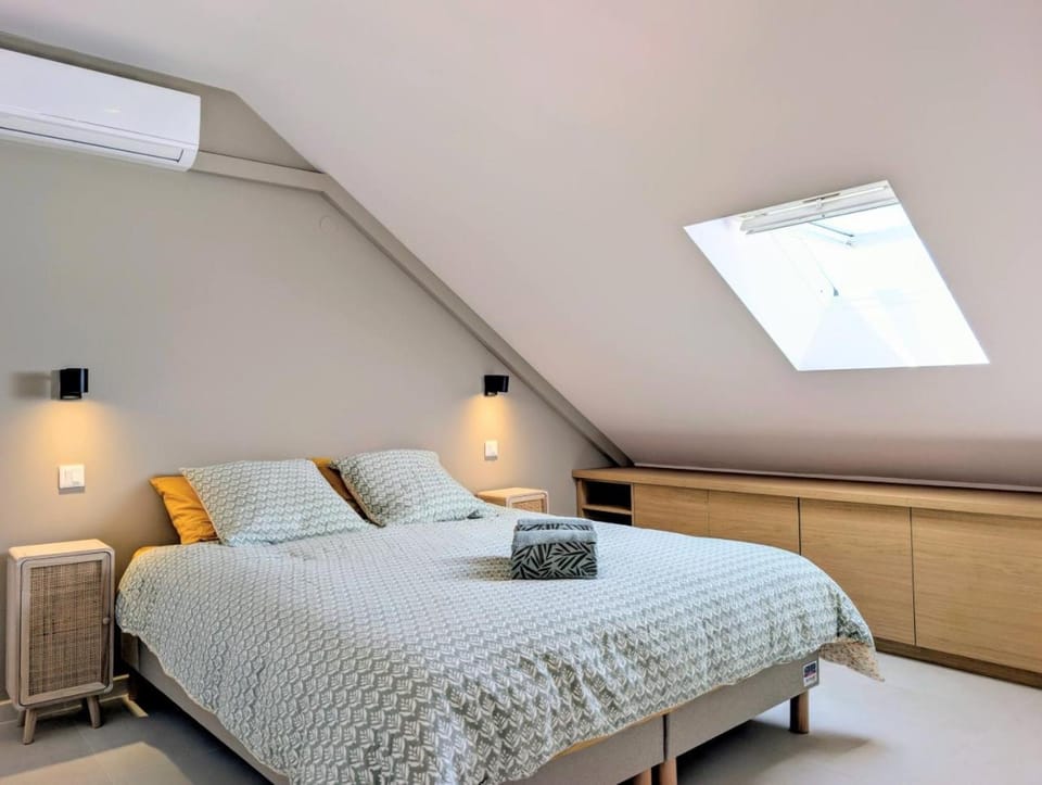 Bed, Photo of the whole room, Bedroom, air conditioner