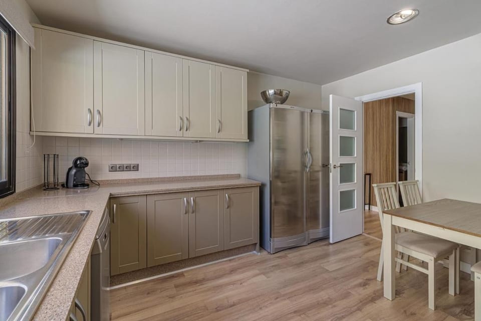 Kitchen or kitchenette, Dining area, dishwasher, oven, stove