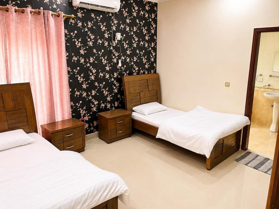 Bed, Photo of the whole room, Bedroom, air conditioner