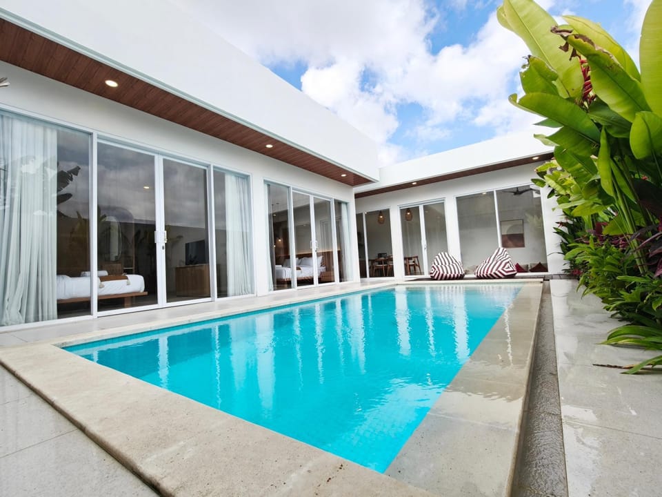 Property building, Patio, Garden, Pool view, Swimming pool, sunbed