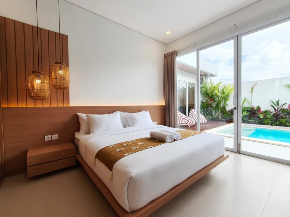 Bed, Photo of the whole room, Bedroom, Pool view, Swimming pool, sunbed, towels