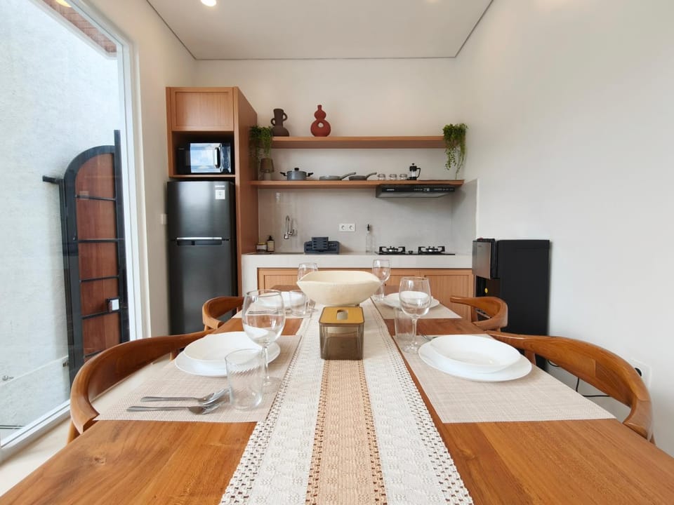 Kitchen or kitchenette, Dining area, minibar, oven, stove