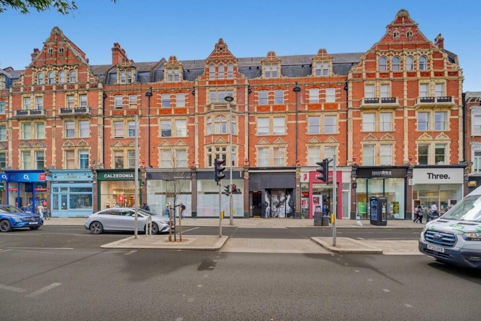 Property building, Day, Neighbourhood, On-site shops, Other, City view, Street view, Supermarket/grocery shop, Shopping Area, Parking