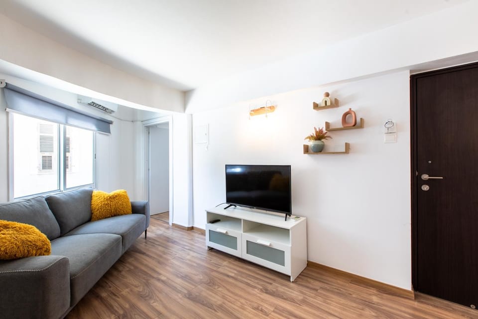 TV and multimedia, Living room, Seating area, Evening entertainment