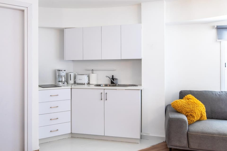 Coffee/tea facilities, Kitchen or kitchenette, Living room, Seating area, stove, kitchen, kitchen