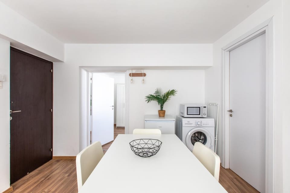 Kitchen or kitchenette, Photo of the whole room, Dining area, Dinner, Dinner, microwave, stove, kitchen, kitchen