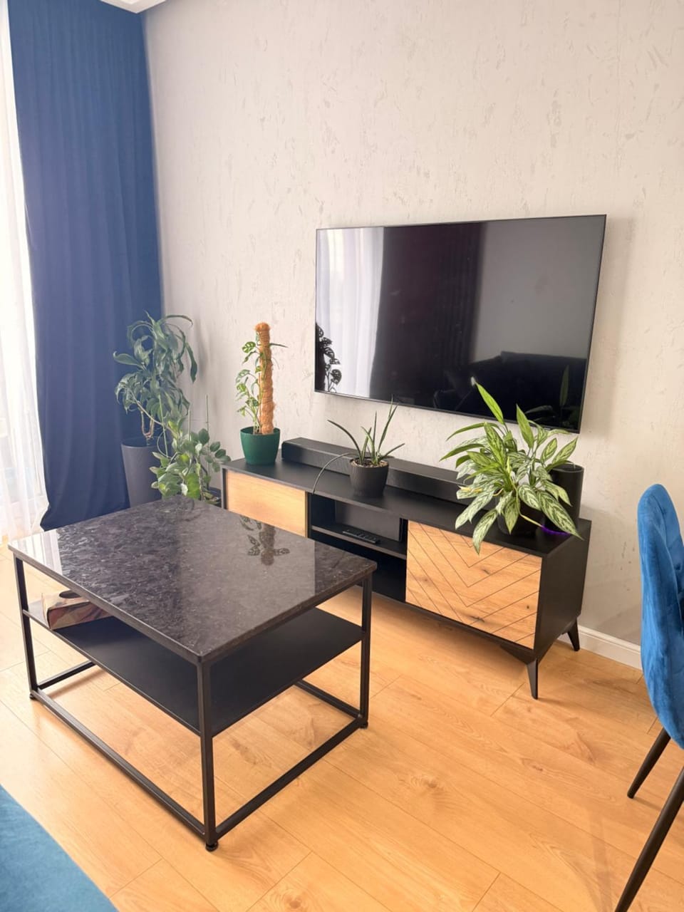 Communal lounge/ TV room, TV and multimedia, Living room, Seating area, Evening entertainment