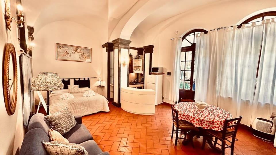 Lovely Florence Apartment for 3 Historic Oltrarno Apartment in Florence