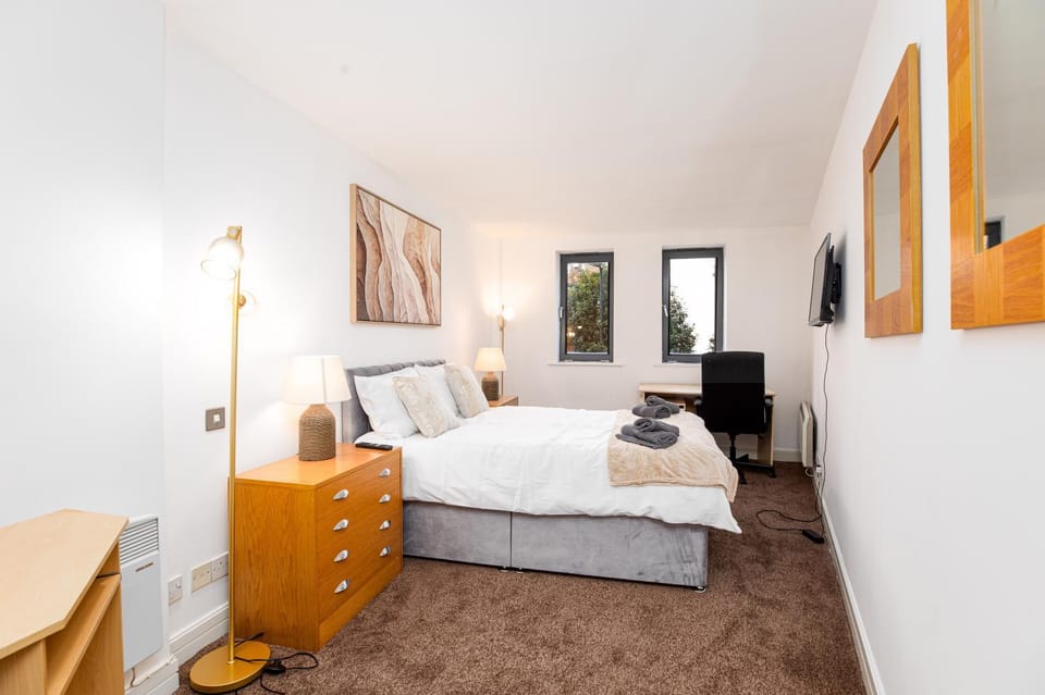 2 Bed 2 Bath Leeds City Centre Apt w Balcony Apartment in Leeds