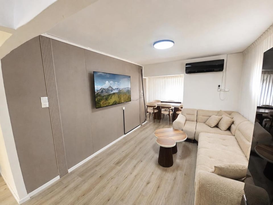 TV and multimedia, Seating area, air conditioner