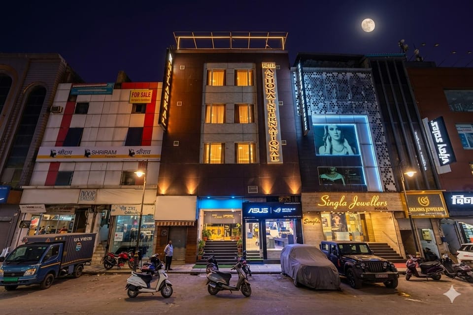 Property building, Night, Neighbourhood, City view, Landmark view, Street view, Location, Parking