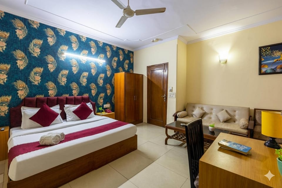 Bed, TV and multimedia, Photo of the whole room, Seating area, Bedroom, wardrobe