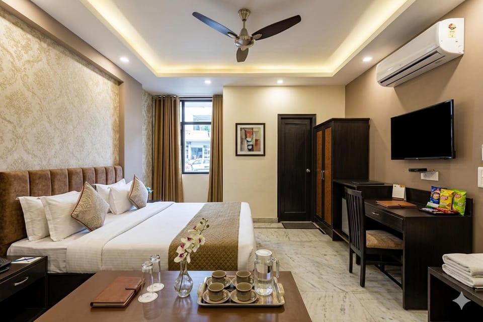 Bed, TV and multimedia, Coffee/tea facilities, Photo of the whole room, Seating area, Food, air conditioner