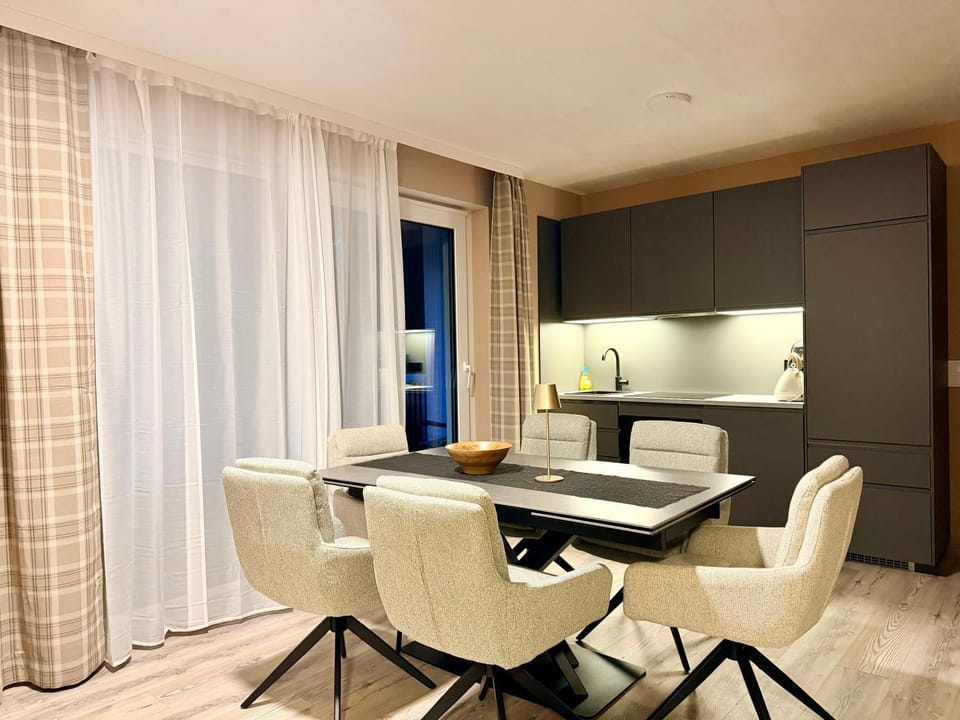 Seating area, Dining area