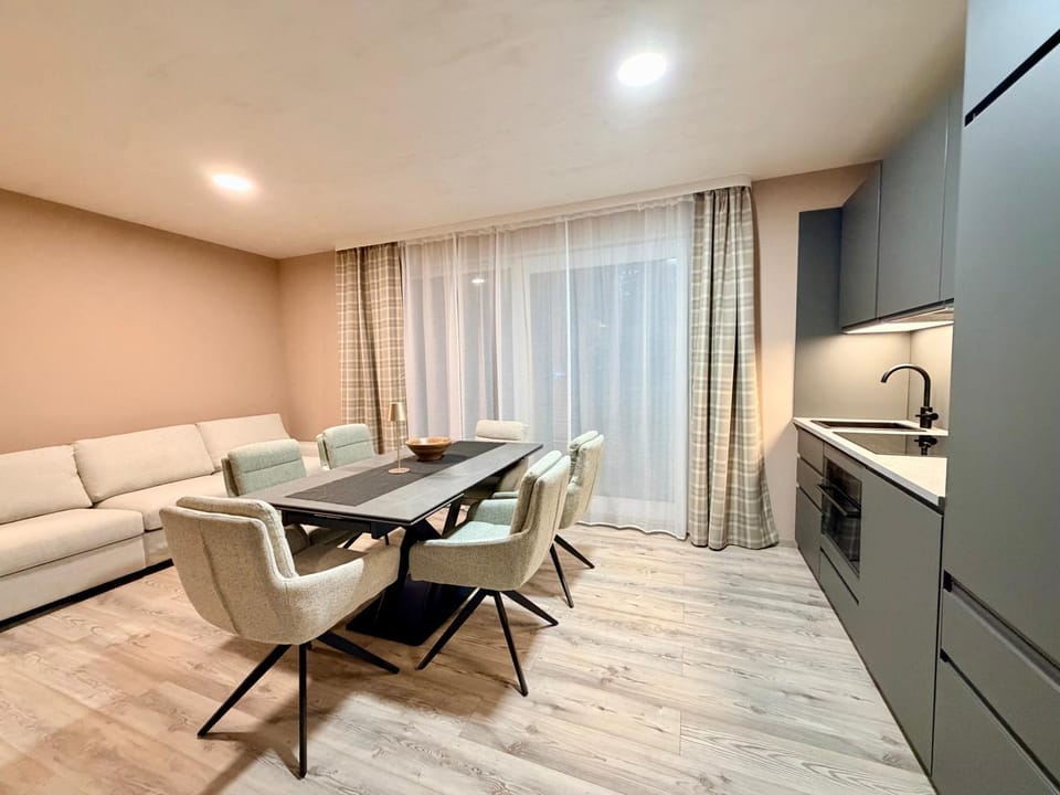 Kitchen or kitchenette, Seating area, Dining area