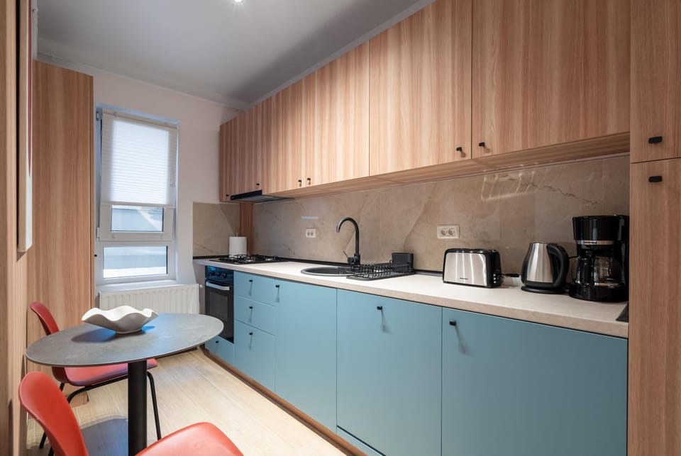 Coffee/tea facilities, Kitchen or kitchenette, Dining area, stove, toaster