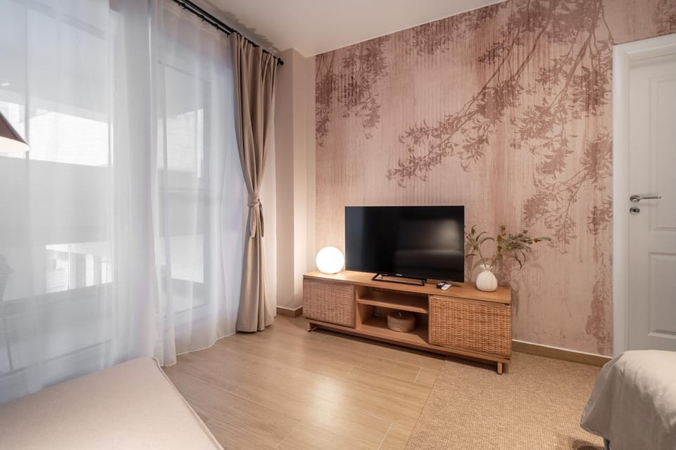 Bed, TV and multimedia, Evening entertainment, Bedroom